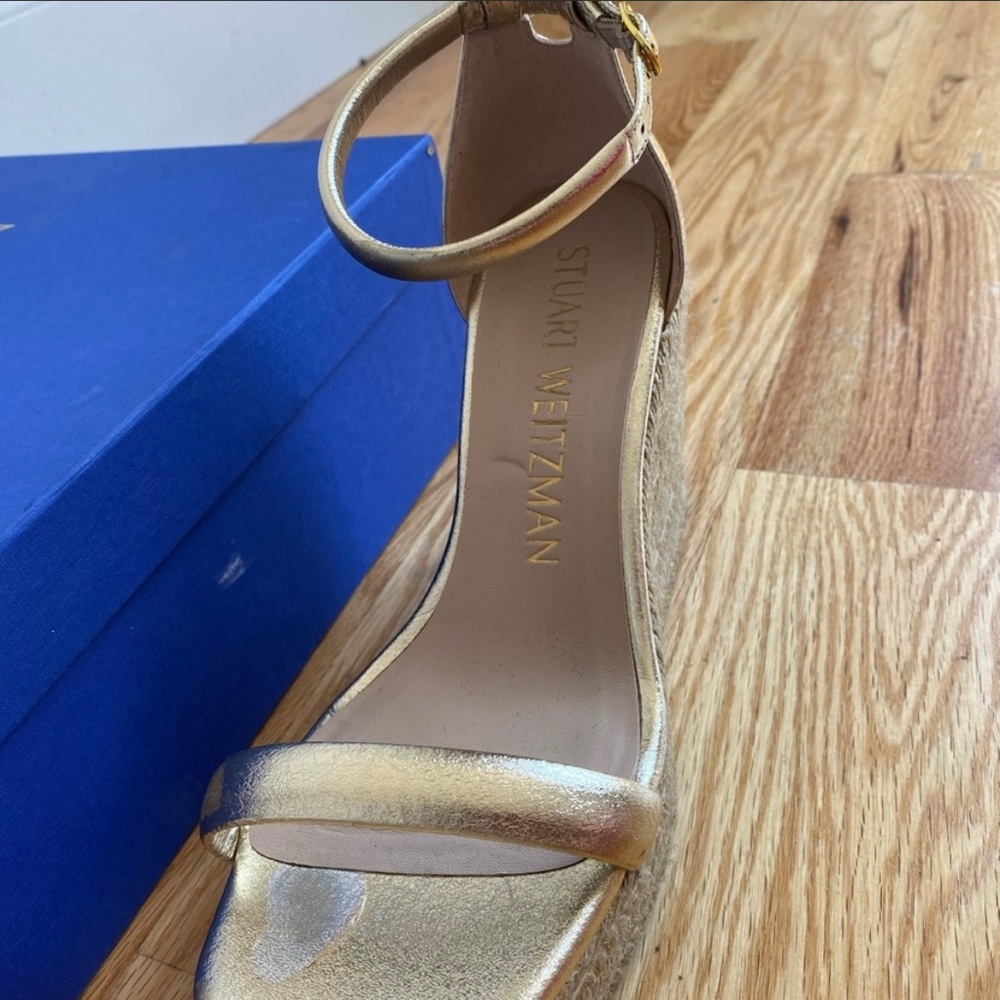 Authentic. A super elegant pair of sandals for sale. Questions? Please ask.